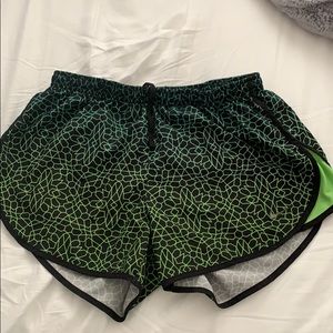 NIKE SIZE S GREEN PATTERNED SHORTS